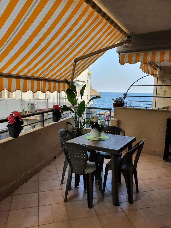 Casa Vacanze Aci Trezza In Front Of The Sea Aci Castello Eksteriør billede